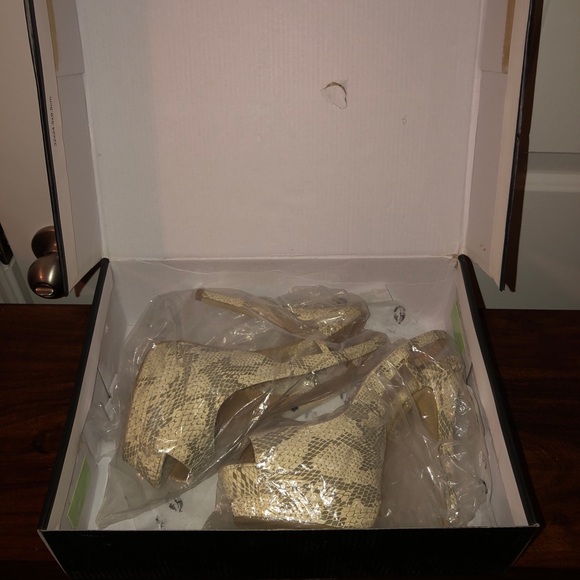 Snake Skin Slingback Peep Toe Pump - Picture 7 of 7